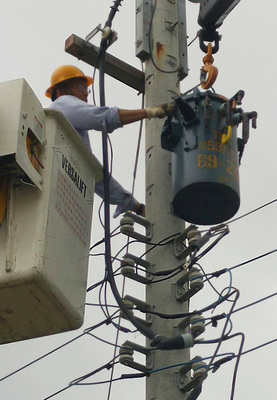 天氣炎熱，用電大增，台電董事長朱文成直言：「真正熱的時候還開始」，呼籲民眾幫忙省電。(圖/中央社資料照)