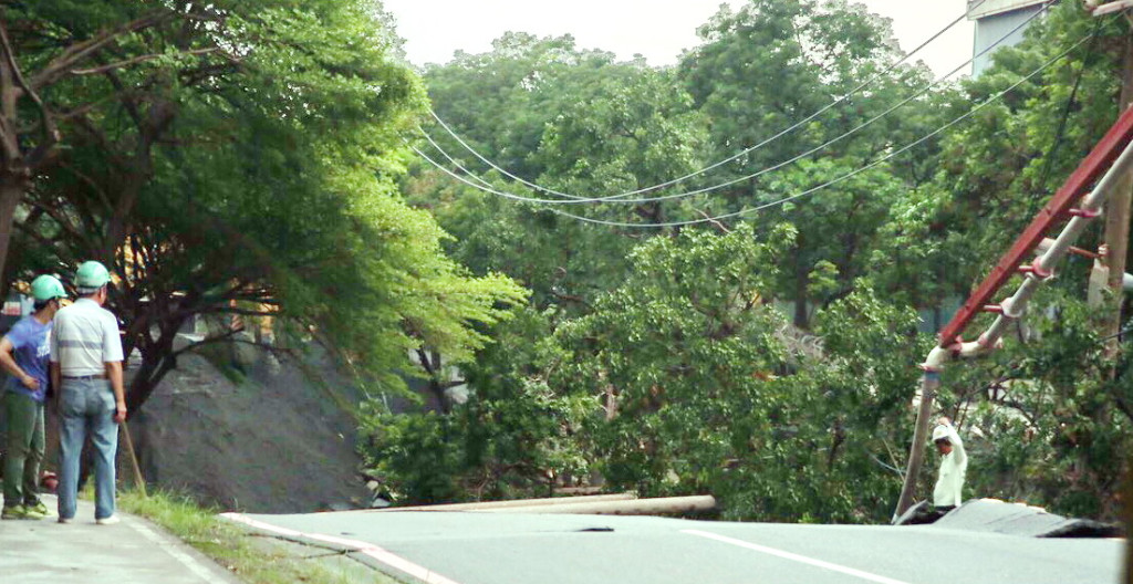 高市中林路今（18）日上午突發生坍塌,經濟部楊偉甫次長表示，預計將於一週內搶通完成。 (照片/高市府提供)