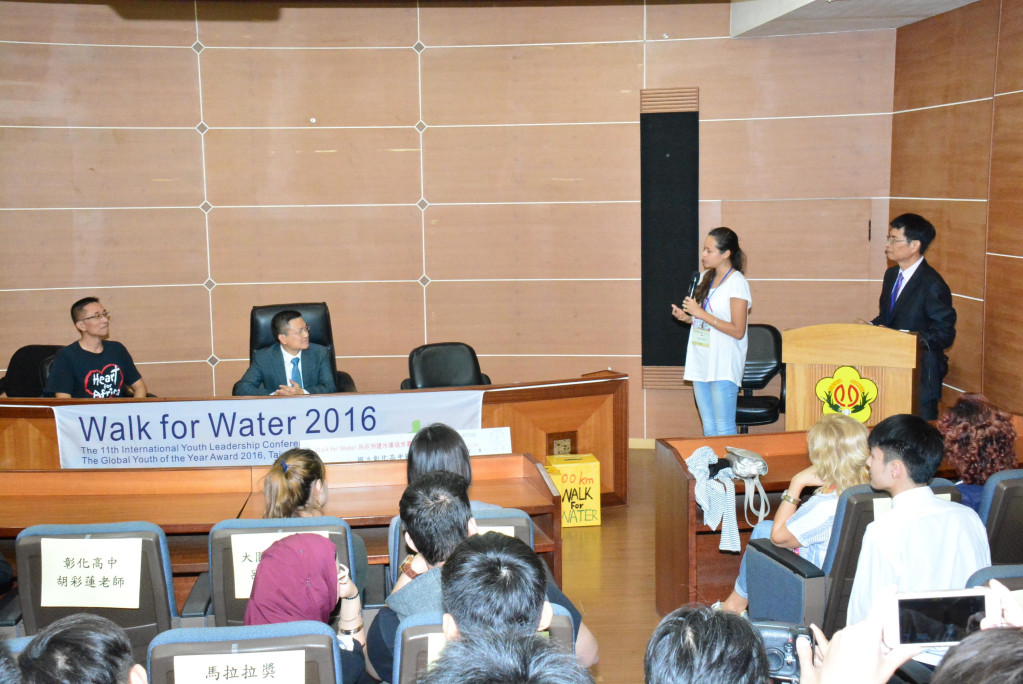 彰化高中圖書館的「國際高中青年領袖會議」響應Walk for Water活動。圖為活動記者會，持麥克風者為本屆馬拉拉獎得主美樂蒂。圖／彰化縣政府提供