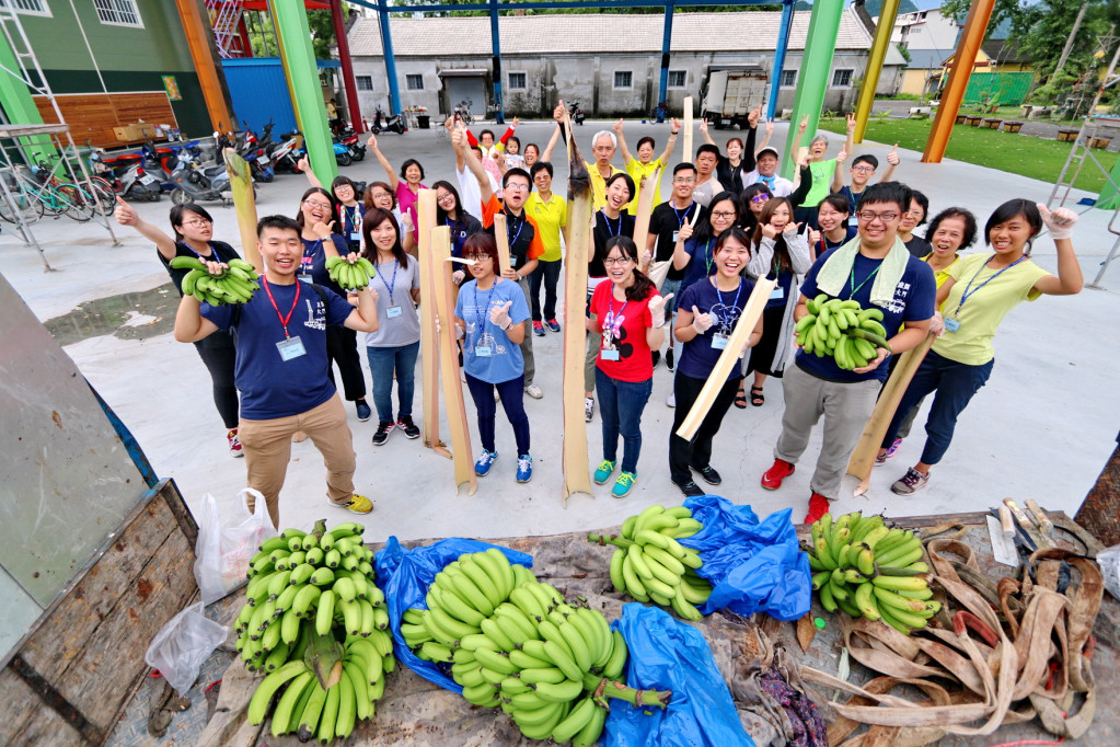 中山大學公共事務管理研究所舉辦「廠開大門－旗山糖廠農村願景工作坊」，徵選全台20名大學生一同到高雄市旗山區糖廠社區，展開為期兩天的農村體驗。(圖/中山大學)