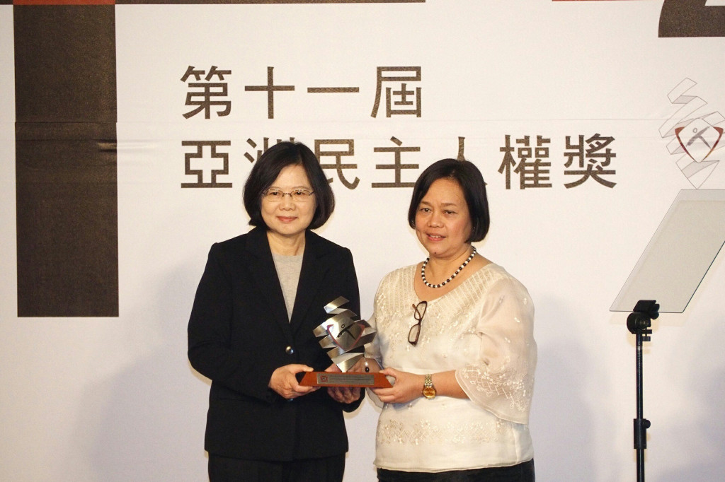 蔡英文總統10日頒發台灣民主基金會「亞洲民主人權獎」給2016年得獎者「亞洲反非自願失蹤聯盟」，由祕書長巴卡爾索女士(右)代表授獎。圖／張家銘