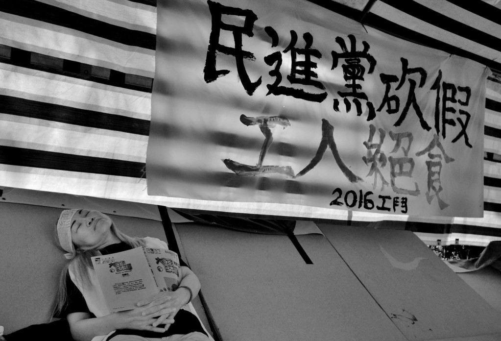 台灣去年平均工時2103小時，僅次於墨西哥、哥斯大黎加、和南韓，位居世界第四。勞工爆肝可能幫忙公司多賺進些微利潤，但是社會成本如何估算？ 圖／郭文宏