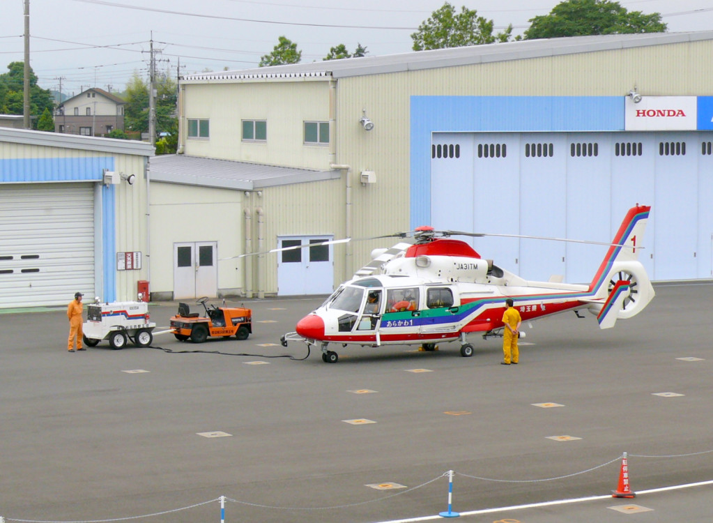 日本埼玉縣防災航空隊救援直升機。圖／取自維基百科（Photo: まも(Mamo) / public domain）