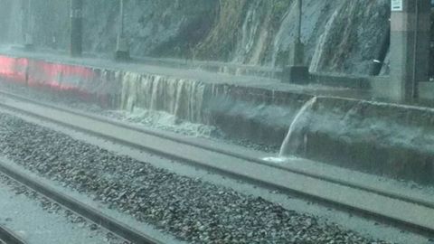 豪雨強襲雙北，各地陸續傳出災情，航空、鐵路都受影響，北市中午宣布15路公車停駛。(圖/擷取自Fun台鐵網站)