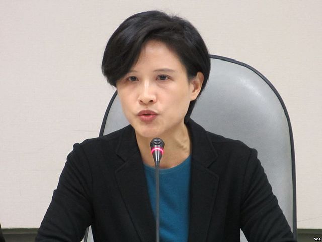 準文化部長鄭麗君認為新內閣成員確實平均年齡偏高，但也比較有行政經驗，她認為以台灣目前的困局，實在需要可以立即上手的執政團隊。(圖片: 維基百科，攝影者: 美國之音張永泰)20160422