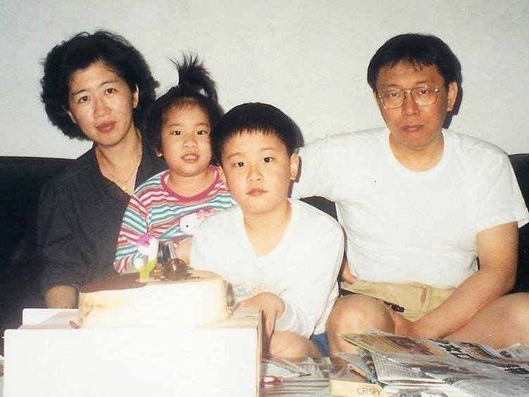 台北市長柯文哲（右）被妻子陳佩琪反爆料，指存摺印章被她「沒收」是因為柯文哲自己懶得管。（翻攝自陳佩琪臉書）20150531