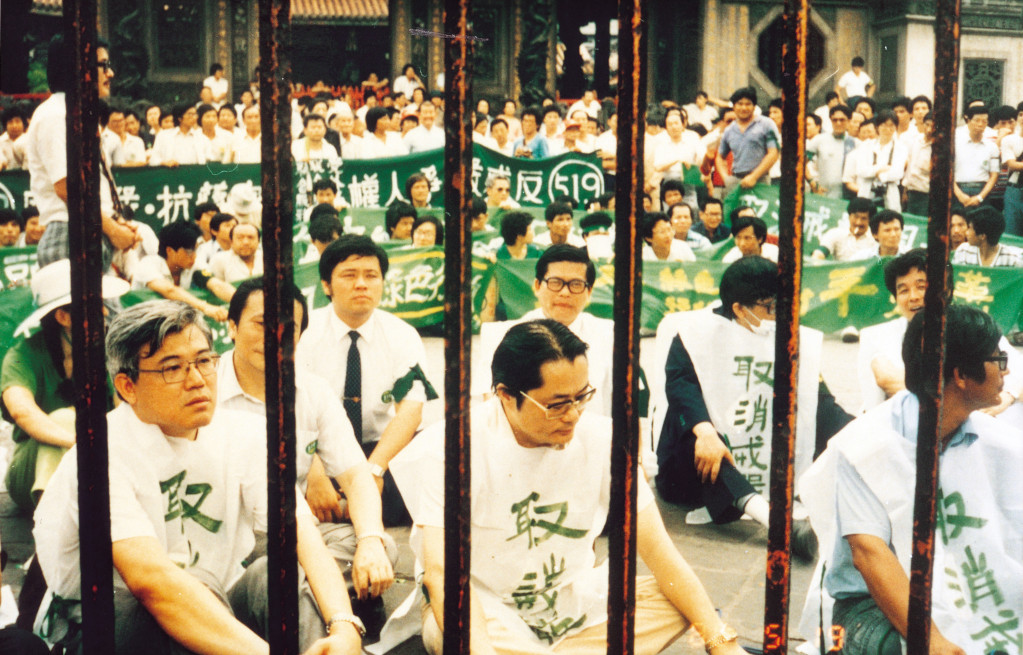 1986年5月19日反戒嚴行動，江鵬堅擔任總指揮，抗議台灣戒嚴38年，在台北市龍山寺與警方對峙。