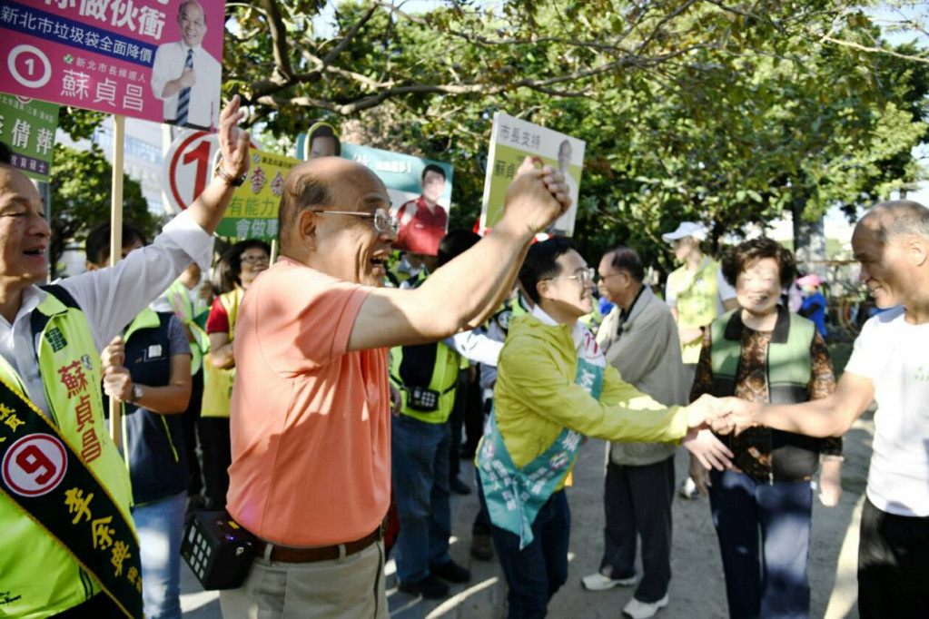 民進黨新北市長候選人蘇貞昌今（15）一大清早七點又現身三重綜合體育場向民眾問好拜票。圖／蘇貞昌競辦提供