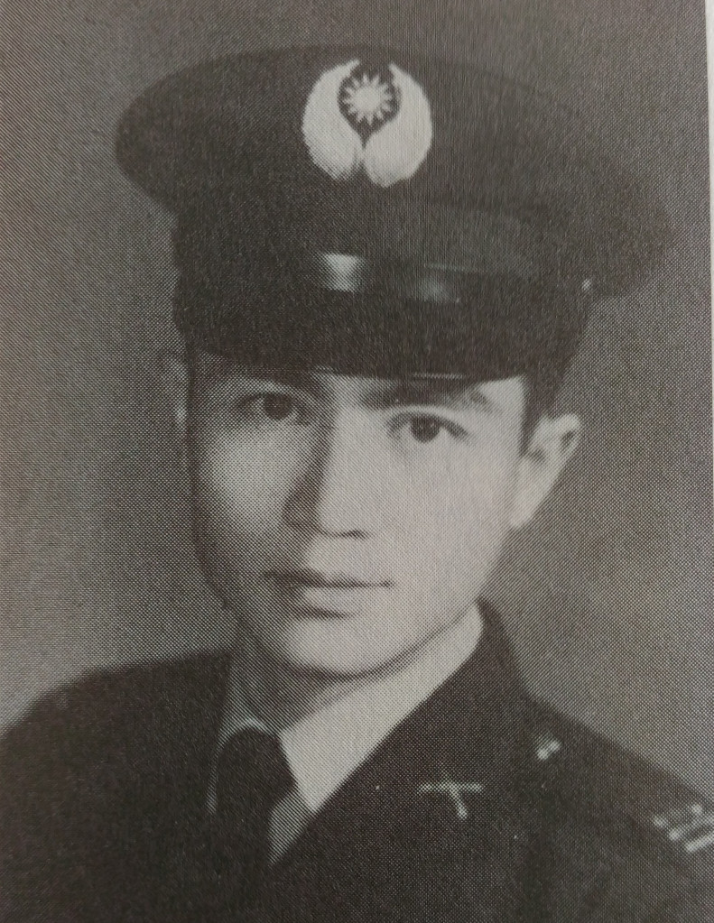 楊鴻儒，陸軍官校24期畢業，在空軍預備學校擔任上尉區隊長時留影。(翻攝自梅樹上的櫻花)