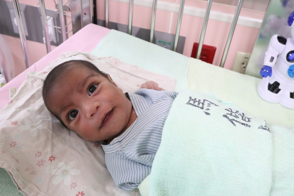 吉里巴斯男寶寶奈威，現已5個月大，模樣相當可愛。圖／台北馬偕醫院提供