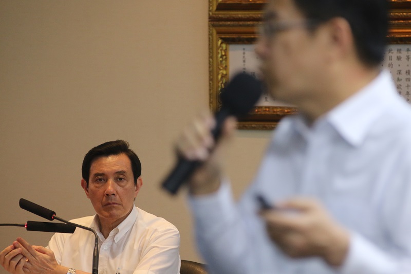 馬總統一臉嚴肅，在國民黨中常會聽取蔣偉寧專案報告。（記者何豪毅攝）