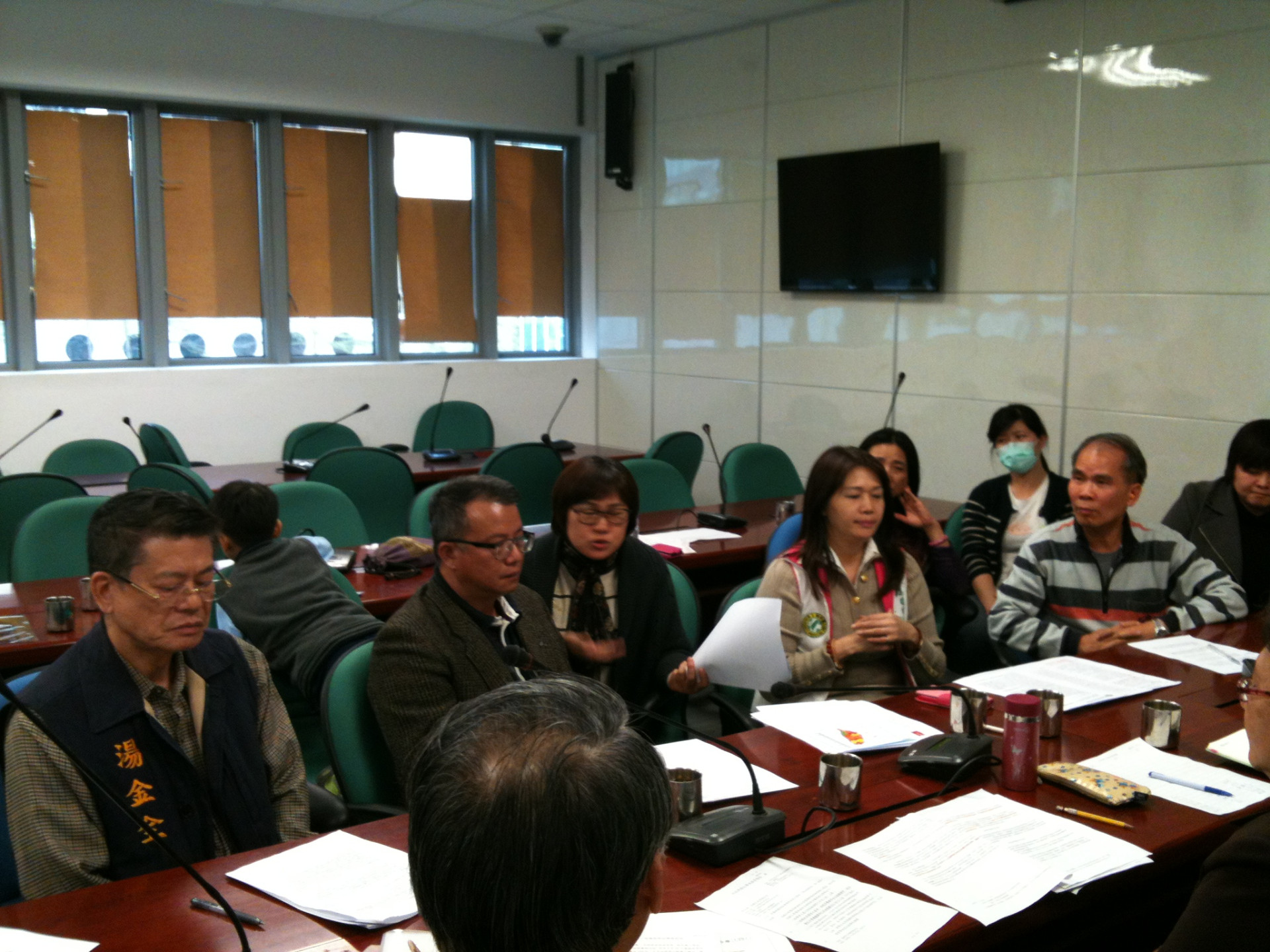 圖左為前公平會主委湯金全律師,圖右三粉紅衣領者為高市議員林瑩蓉