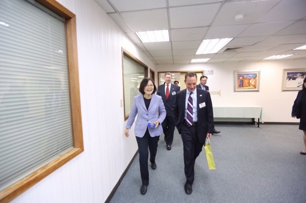 去年10月時任美國共和黨全國委員會主席蒲博思，曾率領多位共和黨資深議員訪問民進黨主席蔡英文。圖/民進黨提供