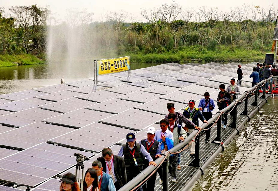 全國第一座浮動太陽光電今（18）日在屏東佳冬滯洪池上啓動，初步設置容量102K，後續將擴充至499K。(照片/屏東縣府提供)