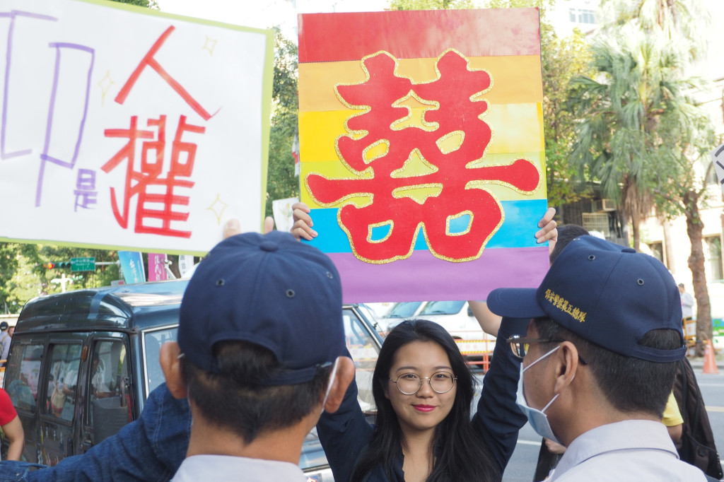 台灣成為亞洲首個通過同性婚姻釋憲案的國家後，今日首次開庭審理同婚訴訟案，律師團認為，戶政事務所駁回同性伴侶登記結婚的處分已經在釋憲後「沒有法律依據」，呼籲法院判決同性伴侶即刻起就能登記結婚。圖／張家銘（資料照）