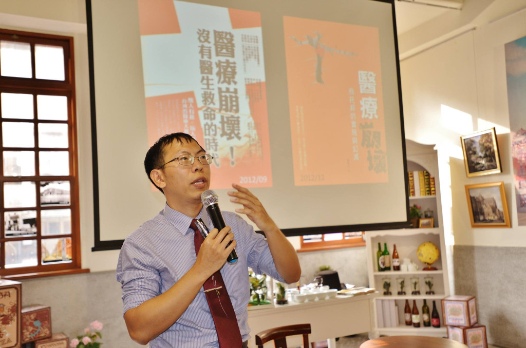 民報文化講堂延續上個月的文化傳遞使命與熱情，今（7）日繼續在ＵＲＳ２７W城市影像實驗室開講。十一月醫生月，首發邀請到外科醫師兼超人氣作家──劉育志，透過他在這醫世代及創作路上不同以往的經驗及觀察，帶大家瞭解台灣醫療面臨的問題，以及聆聽自己的聲音（郭文宏／攝影）