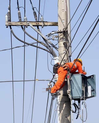 台電預估明年備用容量率恐低於10%，將有缺電風險，中華經濟研究院說今、明年用電恐短缺影響短期經濟表現。圖為台電人員維修高壓電塔情形。資料畫面／中央社