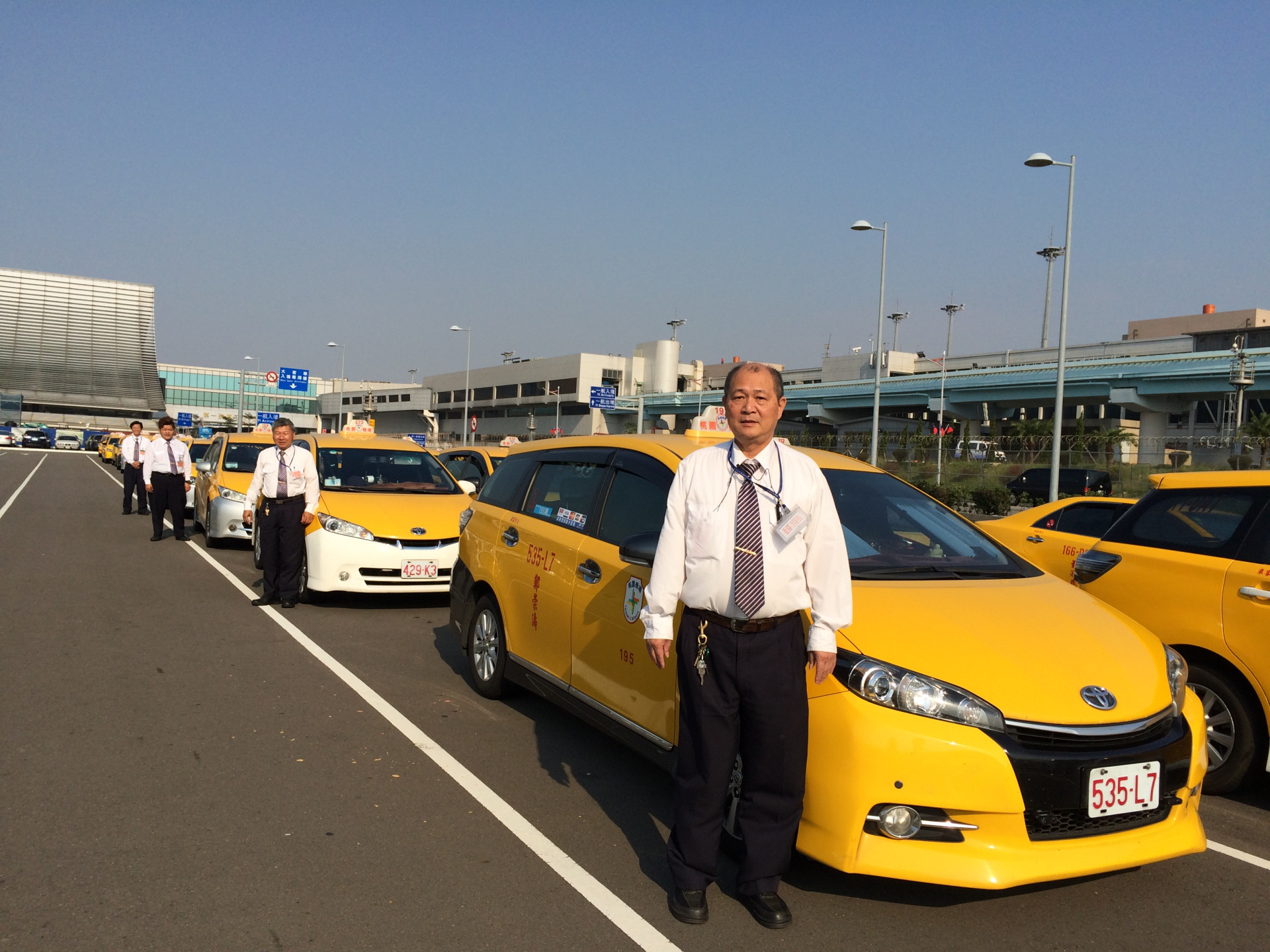 桃園國際機場再增新服務，搭計程車可以刷卡付費，不必擔心台幣不夠。（圖，桃機公司提供）