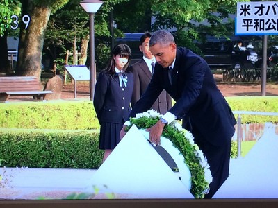 歷史性一刻！美國總統歐巴馬27日抵日本廣島和平紀念公園，向原爆罹難者獻花。（中央社）