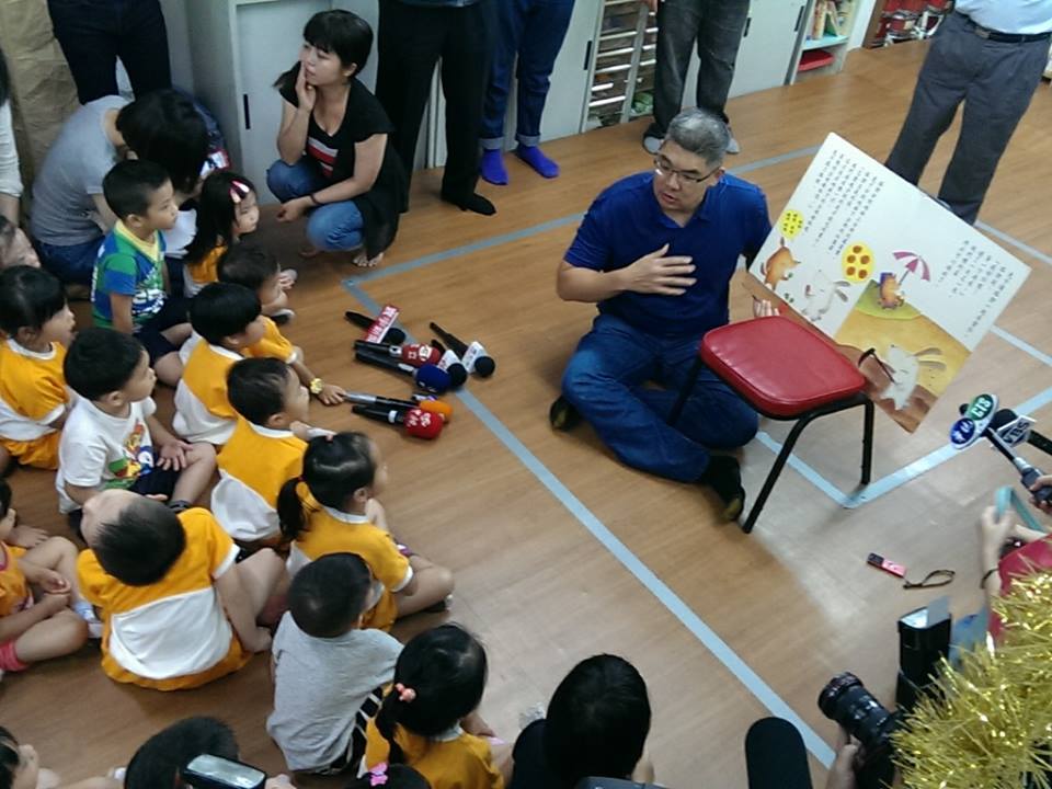 國民黨台北市長參選人連勝文今（5）日參訪幼兒園，為小朋友講兔子和狐狸種菜的故事，他覺得自己個性比較像「兔子」(記者唐詩攝影)
