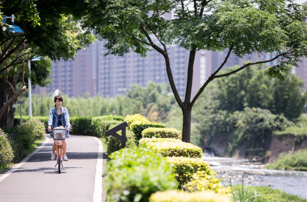 由南崁溪一帶延伸至周邊環境，有綠地與公園，還有可悠閒品嚐美食的餐廳與店家，想要體驗愜意的河畔生活一日遊，現在就從蘆竹出發！圖／林冠良