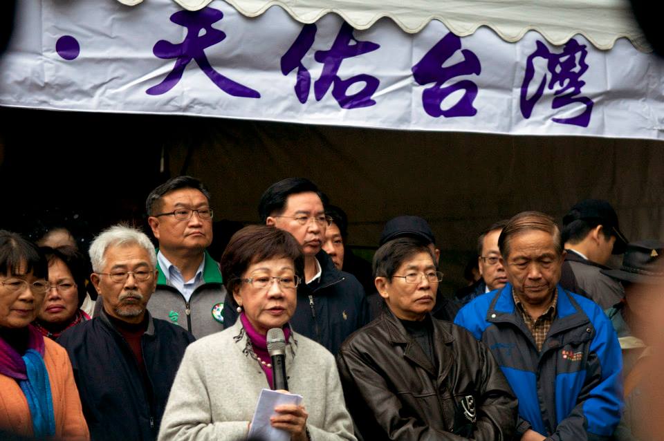 呂秀蓮絕食抗議救扁，民進黨秘書長吳釗燮、嘉義市長涂醒哲到場聲援。（黃謙賢攝）