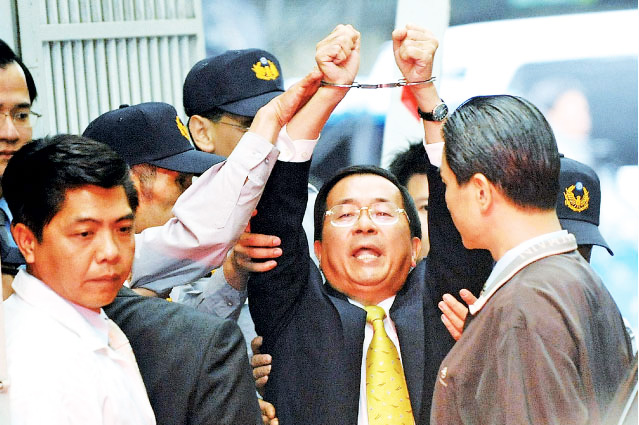 2008年阿扁卸任總統，特偵組立即出手，他是中華民國史上，首位成了階下囚的卸任總統。在送往看守所時，他留下舉起被銬雙手，高喊政治迫害的不堪鏡頭。（圖片：中央社）