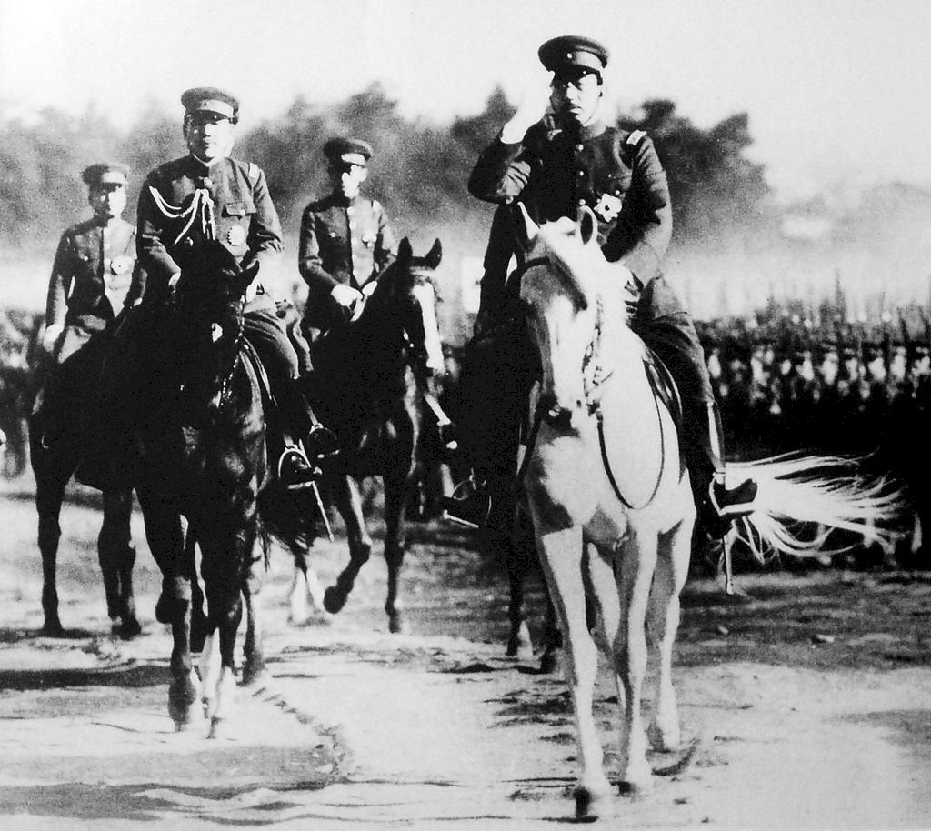 昭和天皇於1938年校閱軍隊。圖／公有領域