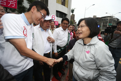 民進黨台北市議員梁文傑(左)與柯文哲辦公室主任蕭亞譚、競選發言人潘建志均擬參選北市第三選區立委。前右為民進黨主席蔡英文。(資料照片,中央社)20150209