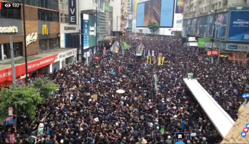 香港昨天有超過200萬人走上街頭「反送中」。圖／擷自立場新聞直播