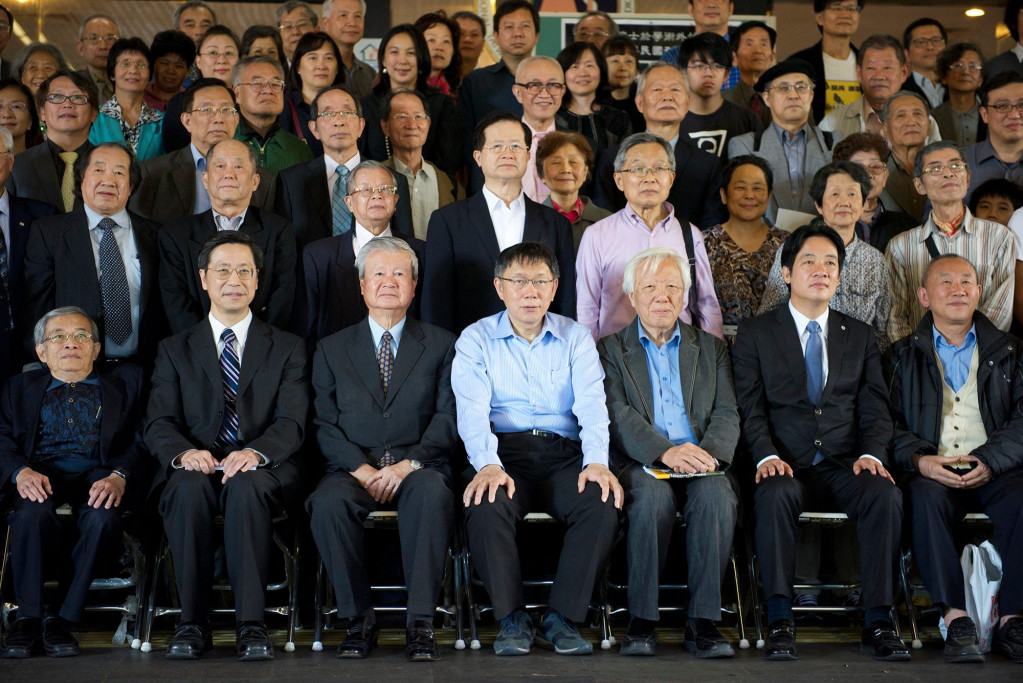 李鎮源院士百歲冥誔紀念會4日在台大醫學院舉行，學術界、醫界、社運界代表與親朋好友齊聚一堂，共同追思、懷念李鎮源行儀。（黃謙賢攝）