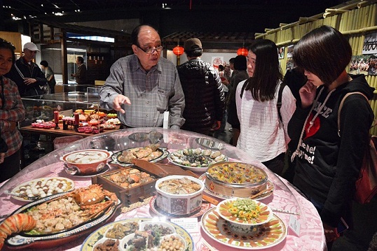 民以食為天，國立科學博物館舉辦「好好吃」特展，從史前人到現代，從原住民到閩南、客家丶眷村多元族群飲食的飲食文化，均仿真呈現。（科博舘提供）