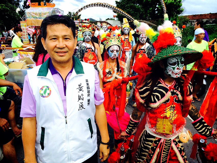 恆春古城「豎孤棚」平安踩街。 (記者陳俊廷攝）