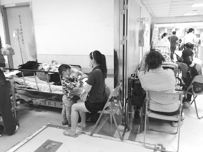 醫師和護理師,耐心醫護病人,做到視病如親,讓糾紛迭再、風波不斷的醫院、急診室,縱無法消弭於無形,也能日益減少糾紛。圖/情境資料照,取材自中央社