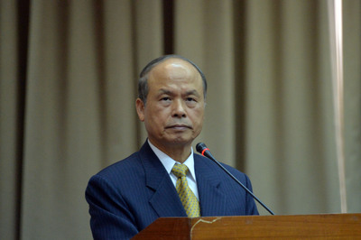 證所稅大戶條款遭立院決議暫緩3年實施，財政部長張盛和今日酸酸的說，大戶條款不實施，台股也沒漲，表示是大家對國家未來發展沒信心，而不是大戶條款的問題。（中央社資料照）
