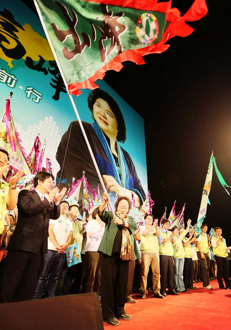 高雄市長民進黨候選人陳菊贏得漂亮，不僅得票過半數，還贏得99萬3300近百萬，拿下全國最高票，大贏中國國民黨楊秋興54萬，比上屆多了17萬，議會首度過半，完全執政，雖宣稱是最後一戰，卻也為自己創下政治生涯新高峰。（資料照，薛兆基／攝影）