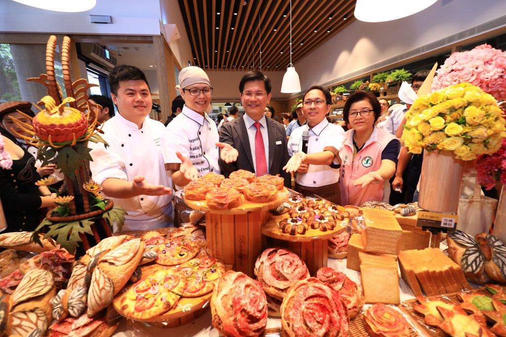 說明：吳寶春（左二）台中旗艦店風光開幕 為台中特展製花博麵包（台中市新聞局）