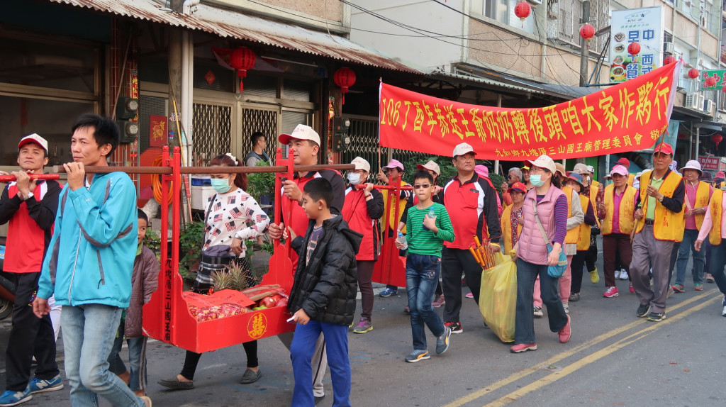 屏東九如三山國王廟所舉辦的「九如王爺奶轉後頭」（又稱「王爺奶奶回娘家」）活動已超過兩百年>(照片/屏東縣府)