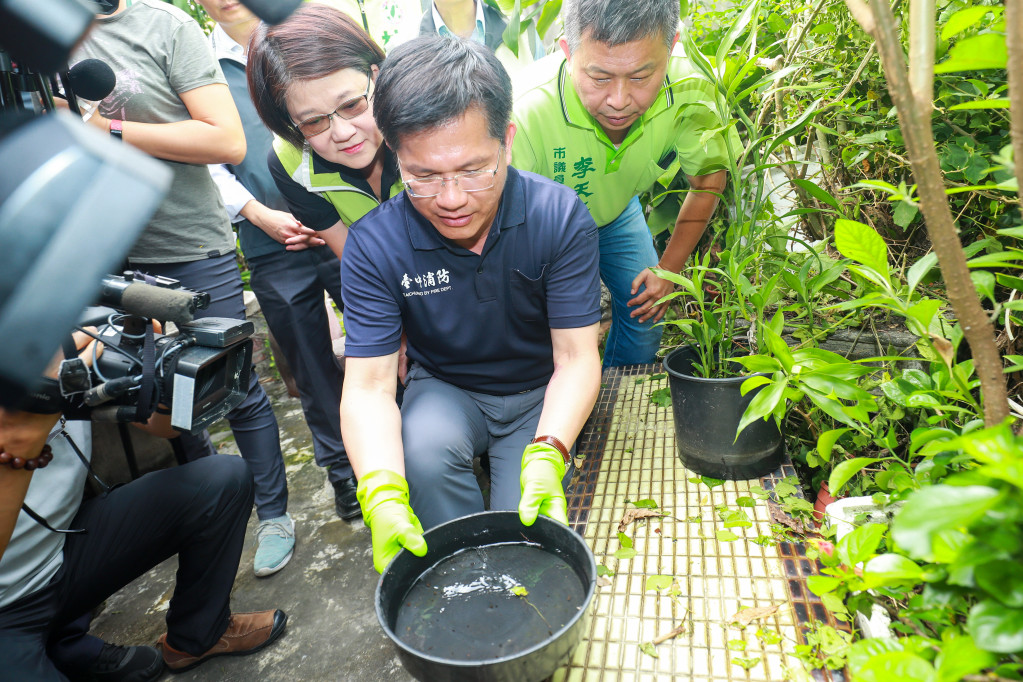 台中市目前共32例登革熱確診案例，市長林佳龍今（1）日前往大里宣導登革熱防治工作，強調防治登革熱，清除積水容器是最重要的工作，呼籲全民動起來，一起消滅登革熱。圖／台中市新聞局