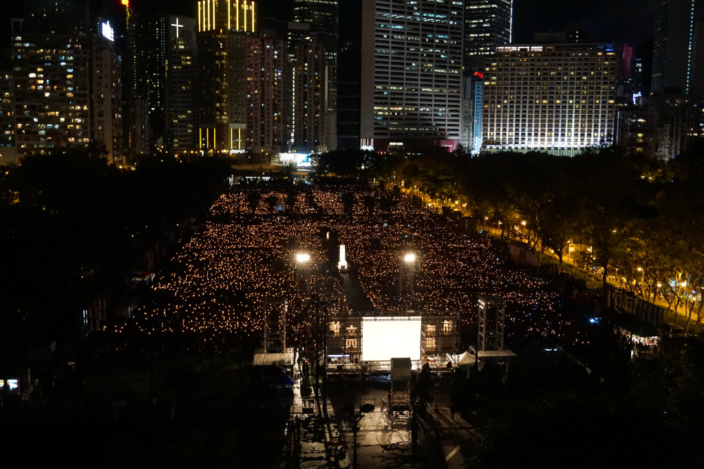 2018年維園的六四燭光晚會，主題是「悼六四 抗威權」。示意圖／擷自維基百科，公有領域