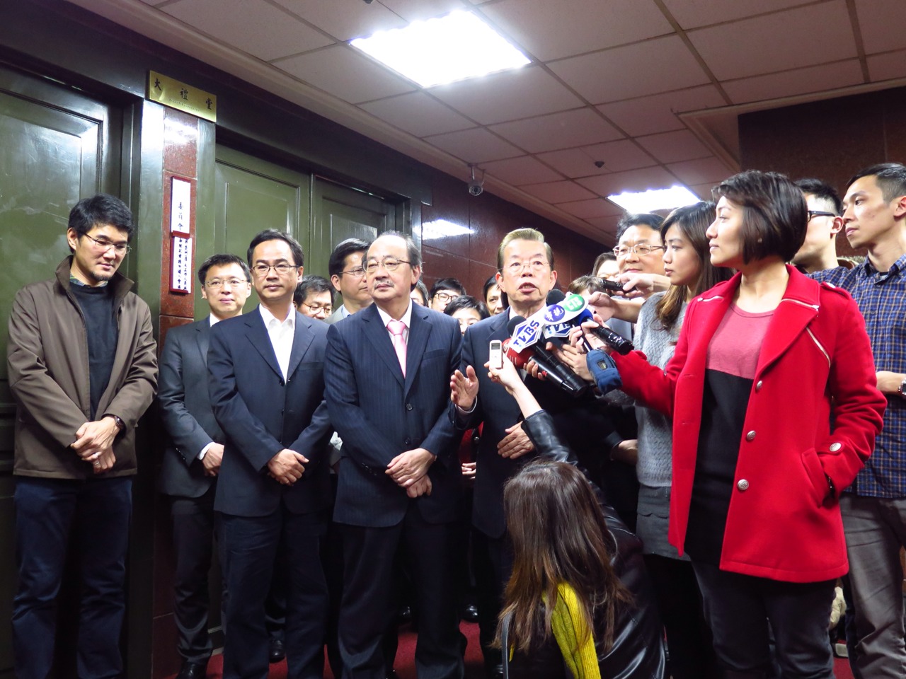 民進黨團立委夜宿立法院為明天服貿審查備戰，前行政院長謝長廷特別買宵夜來為立委打氣。（照片由謝長廷辦公室提供）