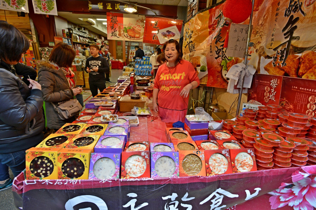 今年農曆春節落在元月下旬，春節效應讓服務費、水產等物價跟著上漲，帶動元月物價年增達2.25%，創下11個月新高。（圖為年貨大街一景，郭文宏攝）