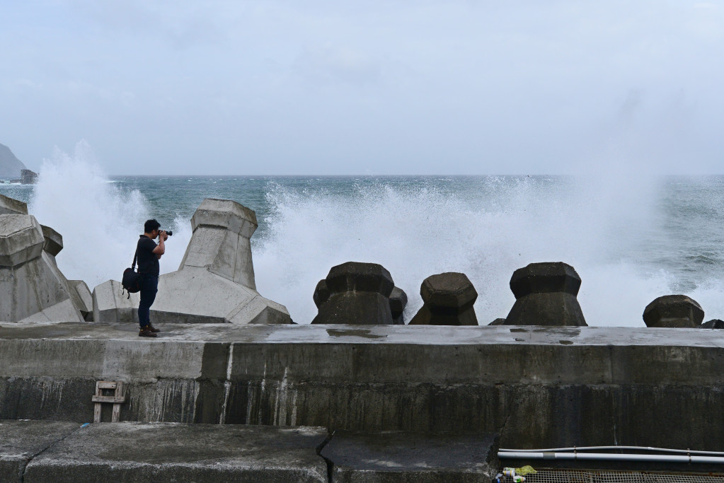 氣象局提醒，南部、東部、北部及澎湖、金門沿海地區須慎防長浪，適逢年度大潮，西南部低窪地區也須留意海潮淹水。圖／郭文宏