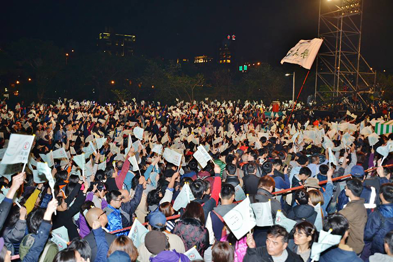 總統大選前夕，台灣究竟要選那早被國際社會否決的中華民國流亡政府總統、或選出真正代表民意的台灣總統，撇清中國的曖昧與糾纏，就全憑台灣人民決擇。圖／民報資料照