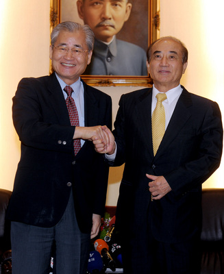 行政院長毛治國(左)率相關部會長首長等人, 8日到立法院拜會立法院長王金平(右),對新會期即將開議的諸多優先法案交換意見,兩人會面過程中,立法院副院長洪秀柱也趕來與會。(中央社)