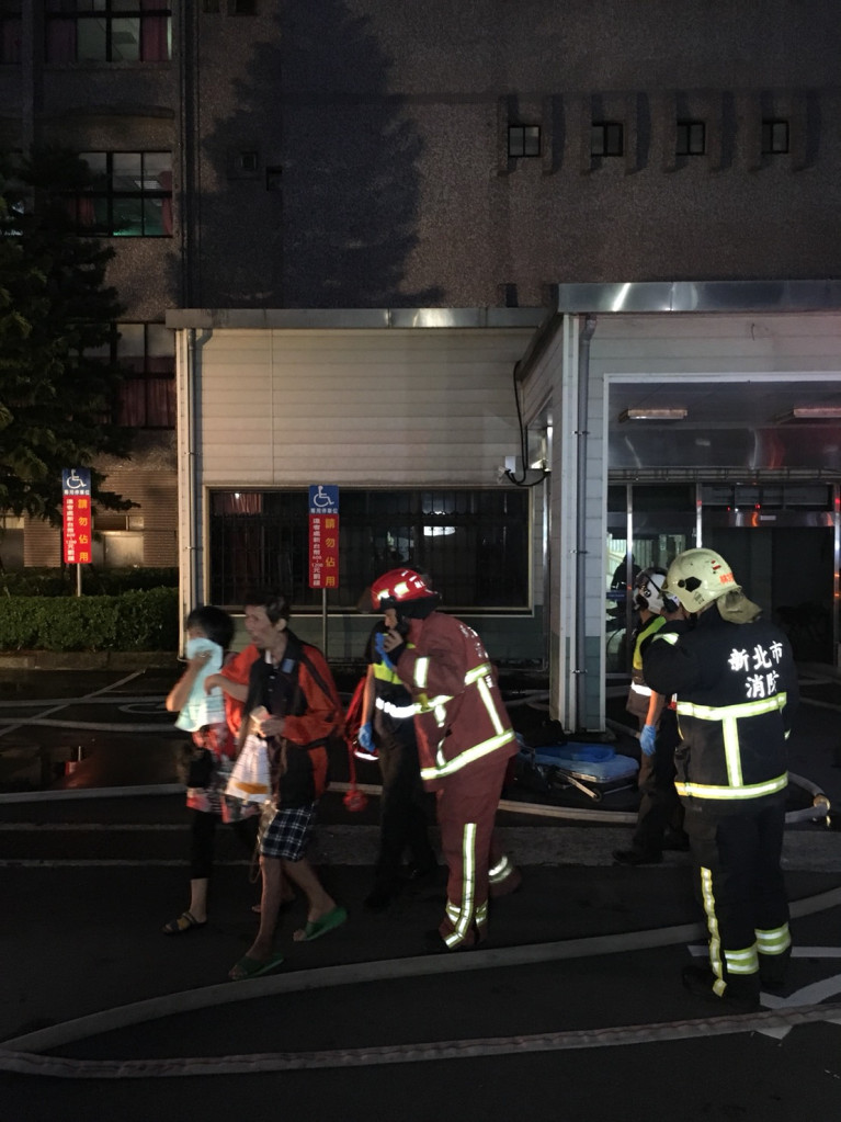 衛福部立台北醫院護理之家今（13）日清晨發生火警，造成9人死亡，10人重傷，6人輕傷，詳細起火原因正待現場調查中。圖／消防署指揮中心