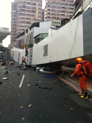 台中市北屯區北屯路捷運工地，10日下午16時59分發生鋼梁摔落，造成多人受傷。消防局出動救災車7輛、救護車5輛消防人員38人。（台中市消防局提供）中央社　104年4月10日