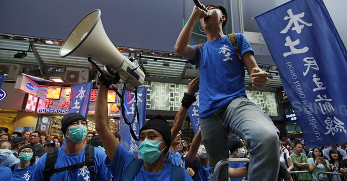 香港本土民主前線成員，集會抗議港獨立場者，遭港府禁止參選立法會議員的蠻橫封殺。圖片：Courtesy of Picture-Alliance/dpa/K.Cheung