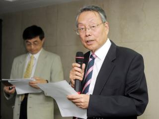 國家文化藝術基金會董事長施正榮今日公布第18屆國家文藝獎得主。(中央社)