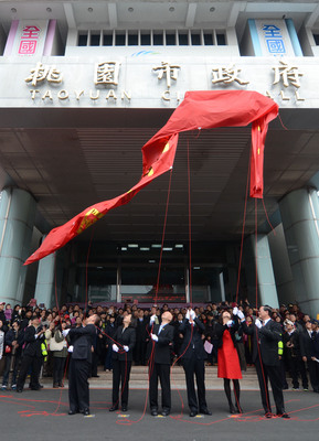 桃園市於2014年12月25日正式升格直轄市，台灣地方政治體制出現「六都」。圖為首屆桃園市長鄭文燦等人舉行揭牌儀式。（中央社資料照片）